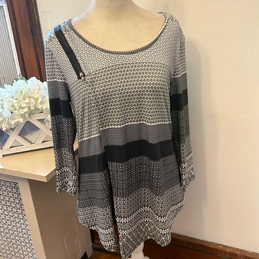 Robert Louis  black white patterned long sleeve zipper accent blouse Size S EUC